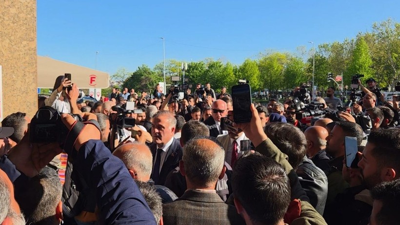 Hayatını Kaybeden Sırrı Süreyya Önder'in Sevenleri Hastaneye Akın Etti - Resim : 2