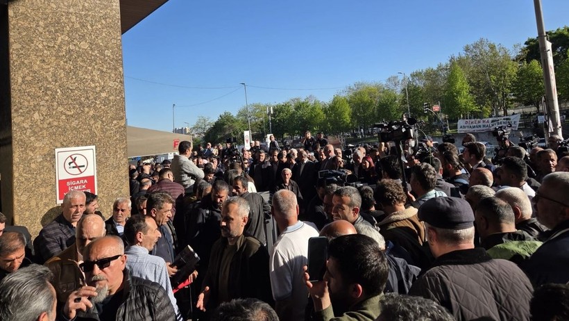 Hayatını Kaybeden Sırrı Süreyya Önder'in Sevenleri Hastaneye Akın Etti - Resim : 1