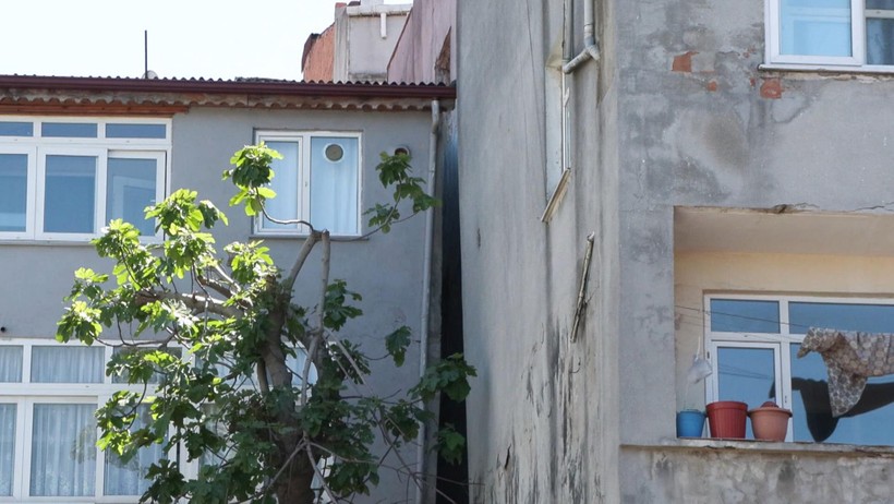 Sarıyer'den Sonra Şimdi de Gaziosmanpaşa! Yol Çöktü, Ortalık Savaş Alanına Döndü... Binalar Tahliye Edildi - Resim : 2