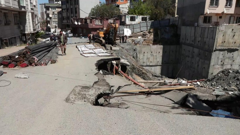 Sarıyer'den Sonra Şimdi de Gaziosmanpaşa! Yol Çöktü, Ortalık Savaş Alanına Döndü... Binalar Tahliye Edildi - Resim : 1