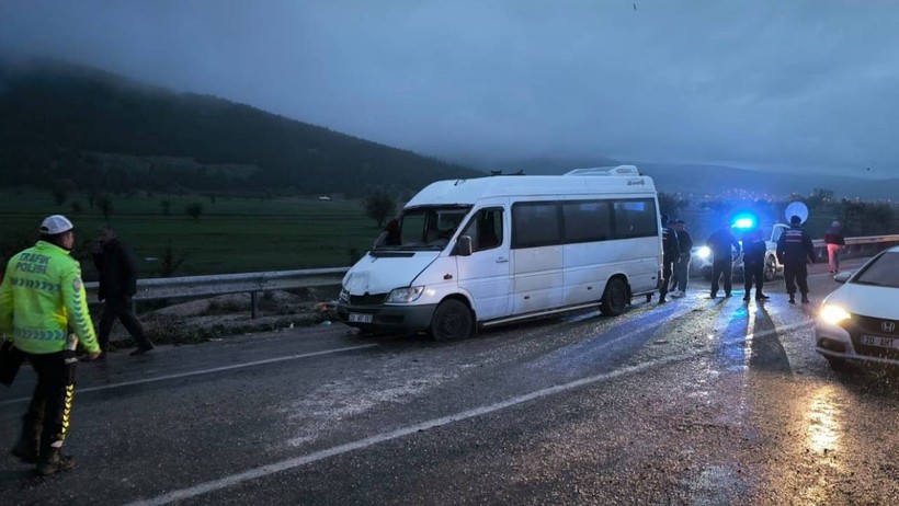 Denizli’de İşçi Servisi Karşı Şeride Geçip Kazaya Karıştı: 1'i Ağır, 13 Yaralı - Resim : 2