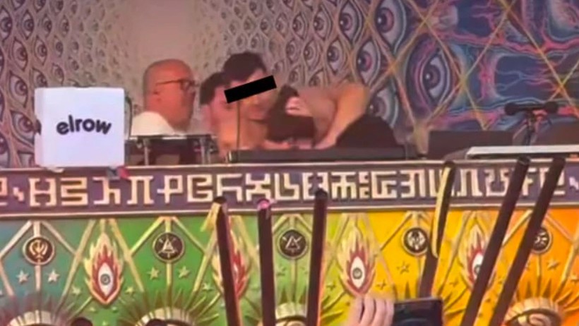 Ünlü Sanatçının Korku Dolu Anları! Bir Anda Sahneye Atladı - Resim : 1