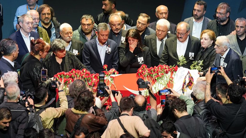 Başak Demirtaş’tan Ameliyat Sonrası İlk Görüntü! Sırrı Süreyya Önder’in Anma Törenine Katıldı - Resim : 2