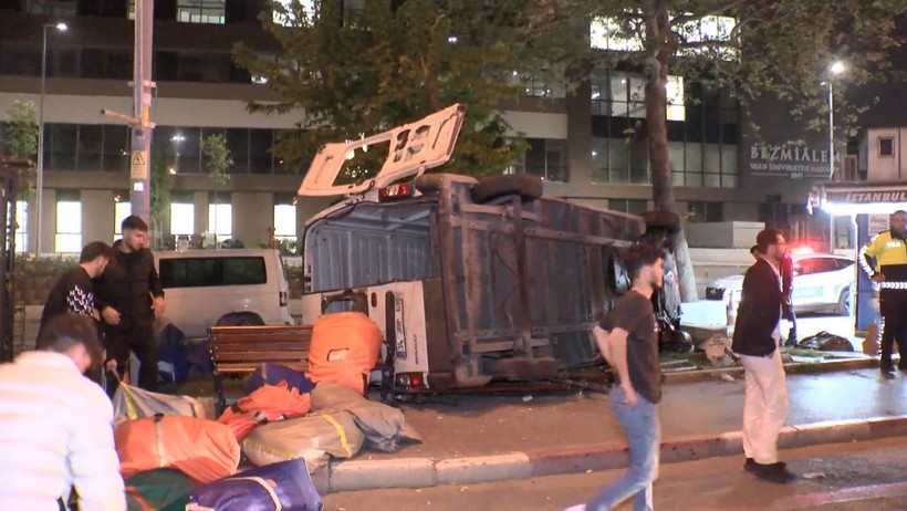 Fatih'te Minibüs Kaldırıma Çıkarak Devrildi - Resim : 2