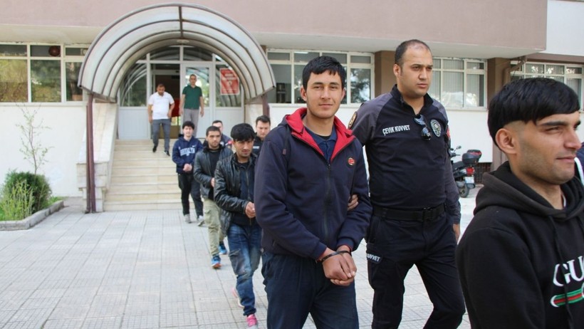 Amasya'da Kaçak Göçmen Operasyonu: Otomobilden 6 Kişi Çıktı - Resim : 1
