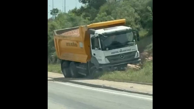 Bariyerleri Aşıp Refüje Daldı, Faciadan Dönüldü - Resim : 1