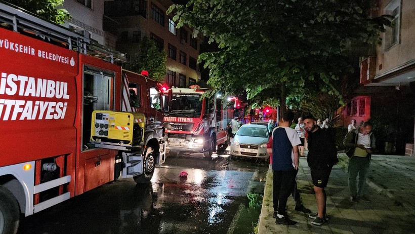 Küçükçekmece’de Beyaz Eşya Deposunda Yangın - Resim : 2