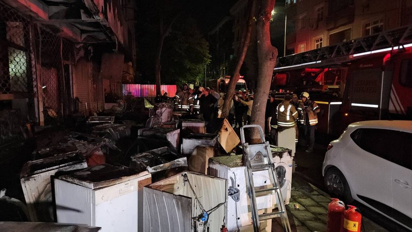 Küçükçekmece’de Beyaz Eşya Deposunda Yangın - Resim : 4