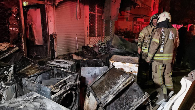 Küçükçekmece’de Beyaz Eşya Deposunda Yangın - Resim : 1