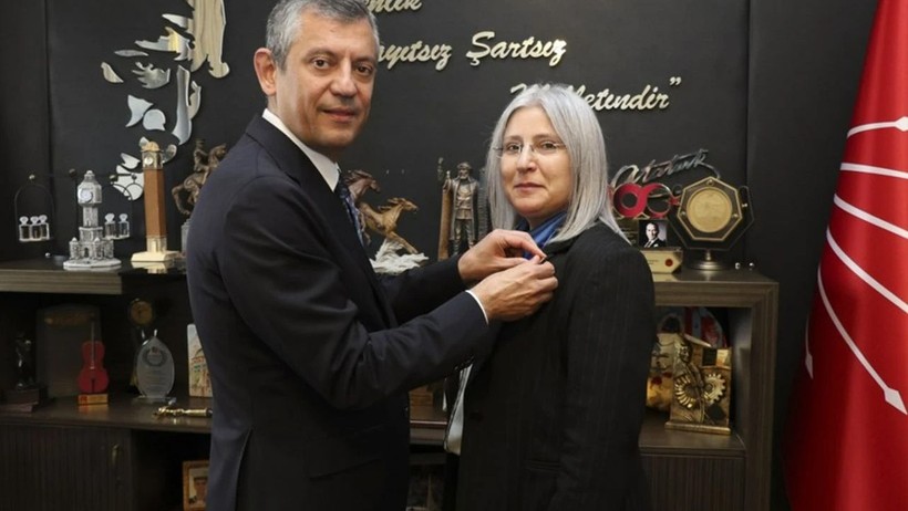 AKP'li Fuat Oktay'ın Eski Eşi CHP'ye Katıldı: Parti Rozetini Özgür Özel Taktı - Resim : 1