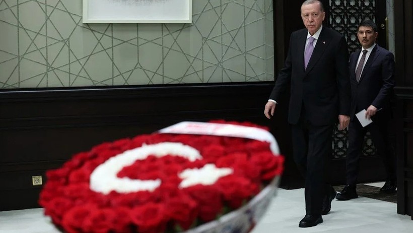Kabine Sona Erdi: Toplantıda Dikkat Çeken Jest - Resim : 1