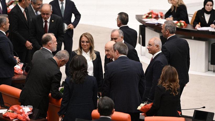 Terör Örgütü PKK Nasıl Silah Bıraktı? Bir Tokalaşma, İki Çağrı ve Tarihi Gün... - Resim : 1