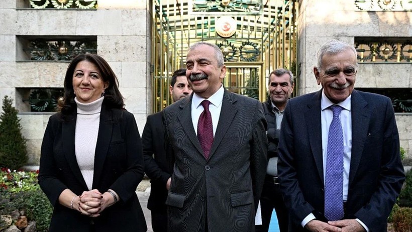 Terör Örgütü PKK Nasıl Silah Bıraktı? Bir Tokalaşma, İki Çağrı ve Tarihi Gün... - Resim : 2
