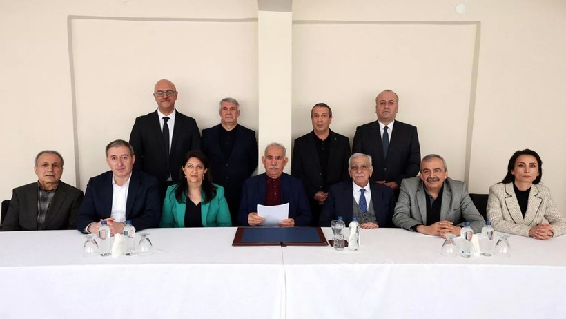 Terör Örgütü PKK Nasıl Silah Bıraktı? Bir Tokalaşma, İki Çağrı ve Tarihi Gün... - Resim : 4