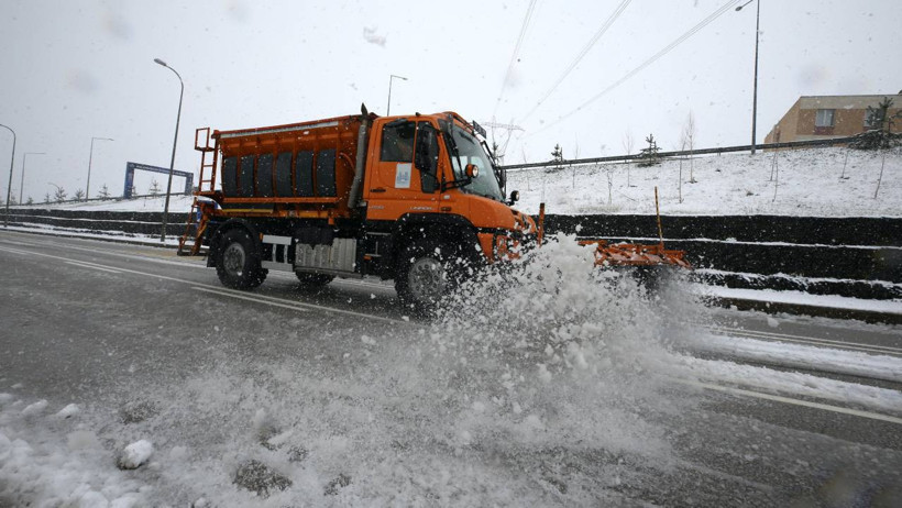 Mayıs Ayında Kar Sürprizi: Erzurum Beyaza Büründü, Araçlar Yolda Mahsur Kaldı - Resim : 3