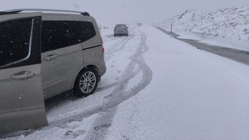 Mayıs Ayında Kar Sürprizi: Erzurum Beyaza Büründü, Araçlar Yolda Mahsur Kaldı - Resim : 4