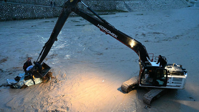 Osmaniye Sele Teslim! Araçlar Suda Kayboldu - Resim : 3