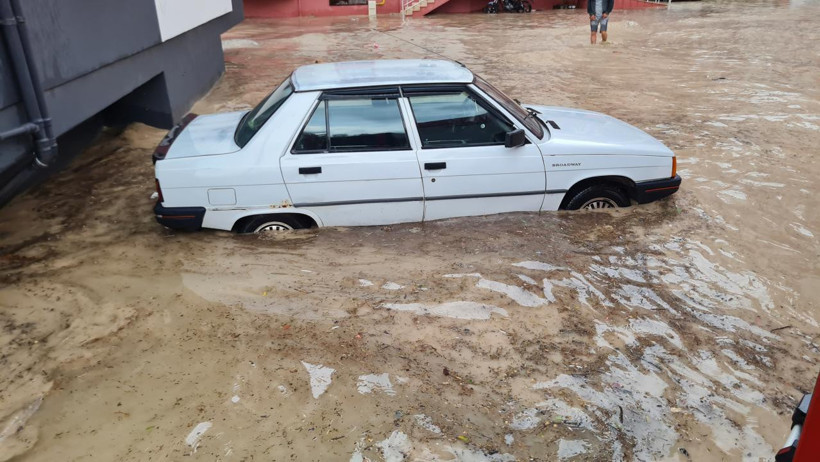 Osmaniye Sele Teslim! Araçlar Suda Kayboldu - Resim : 2
