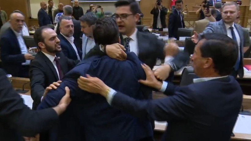 Bursa Büyükşehir Belediye Meclisi'nde Gerginlik Çıktı, Oturuma Zorunlu Ara Verildi - Resim : 1