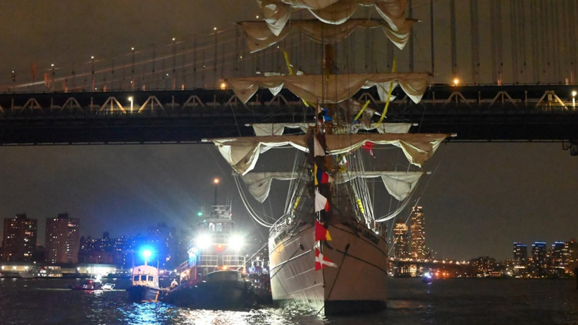 ABD'de Feci Kaza: Donanma Gemisi Brooklyn Köprüsü’ne Çarptı! Ölü ve Yaralılar Var - Resim : 1
