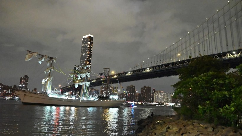 ABD'de Feci Kaza: Donanma Gemisi Brooklyn Köprüsü’ne Çarptı! Çok Sayıda Yaralı Var - Resim : 3