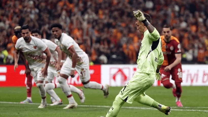 Fenerbahçe Teknik Direktörü Mourinho'yu Çileden Çıkaran Görüntü: 'Nasıl Bir İnsani Boyutta Olduklarını Gösterdiler' - Resim : 1