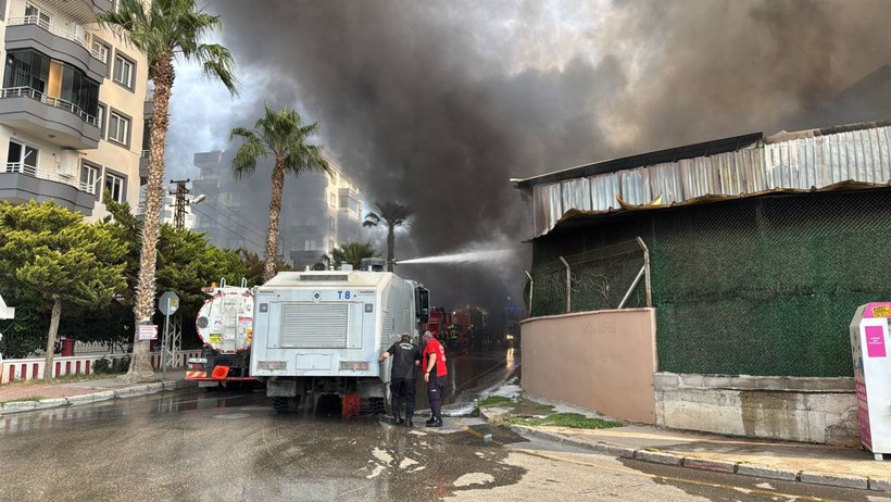Mersin'de Fabrika Yangını - Resim : 2