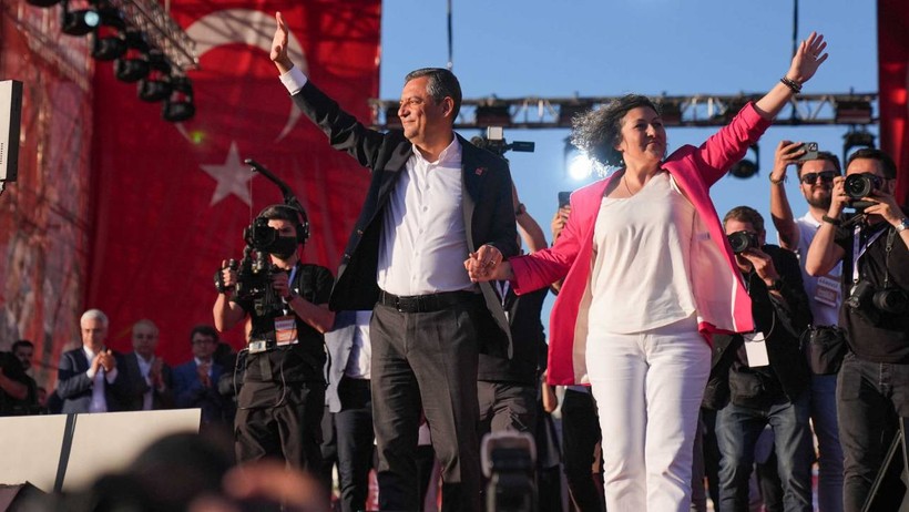 CHP Lideri Özgür Özel, İzmir'den Seslendi: 'Korkmuyoruz, Zulme Teslim Olmuyoruz' - Resim : 1
