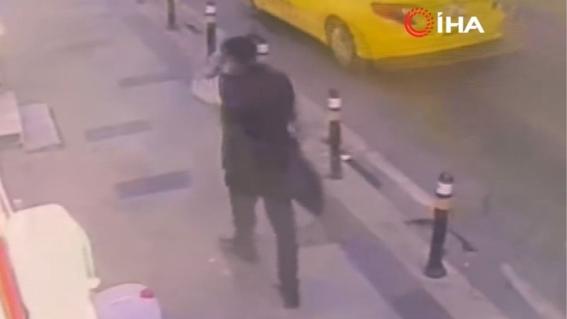 Küçükçekmece'de Feci Kaza: Fenalaşıp Yere Yığılan Adamın Üzerinden Araç Geçti - Resim : 1