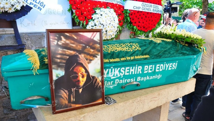 CHP Lideri Özgür Özel, Manisa’da Cenazeye Katıldı - Resim : 1