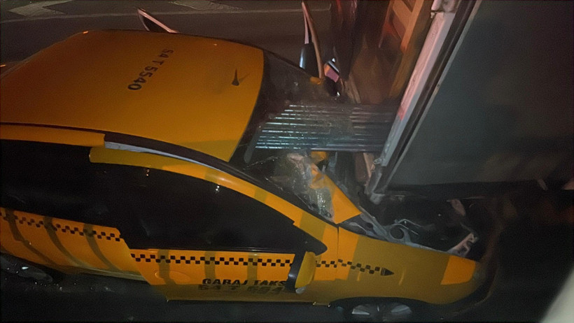 Sakarya'da Korkunç Kaza! Kamyonete Ok Gibi Saplandı - Resim : 1