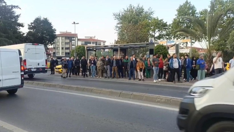 İstanbul'da Yola Çıkacaklar Dikkat: Halk Otobüsleri Kontak Kapattı, Duraklarda Kuyruk Oluştu - Resim : 2
