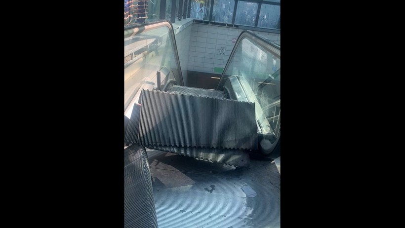 Metroda Yürüyen Merdiven Kırıldı, Faciadan Dönüldü - Resim : 1