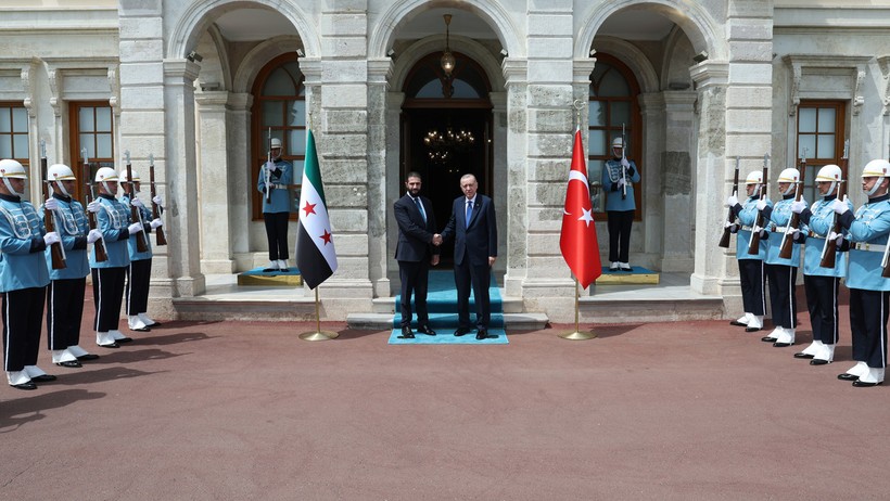 Dolmabahçe'de Sürpriz Zirve... Cumhurbaşkanı Erdoğan, Suriye Lideri Şara ile Bir Araya Geldi - Resim : 1