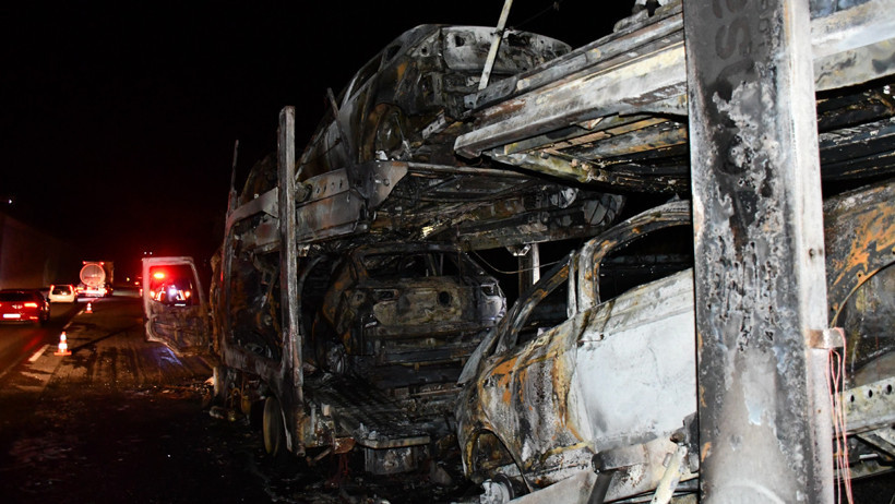 Otomobil Yüklü Tır Seyir Halindeyken Aniden Kül Oldu! - Resim : 1