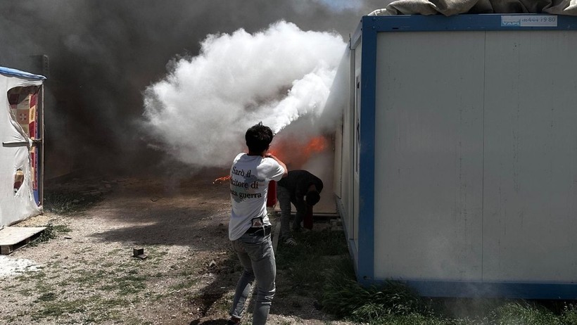 Kahramanmaraş'ta Konteyner Kent Alevlere Teslim Oldu - Resim : 1