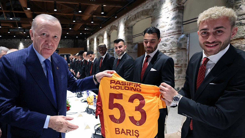 Muslera'dan Cumhurbaşkanı Erdoğan'a Veda Hediyesi - Resim : 1