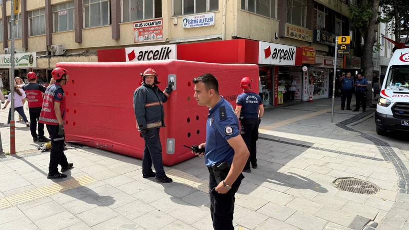 Şehir Şehir Gezip İntihar Girişiminde Bulunuyor... 100'den Fazla Defa Çatıya Çıkan Adam Tekrar İkna Edildi - Resim : 1
