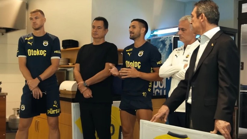 Fenerbahçe'den Kaptanlarına Tartışmalı Veda! Taraftardan Tepki Yağdı - Resim : 1
