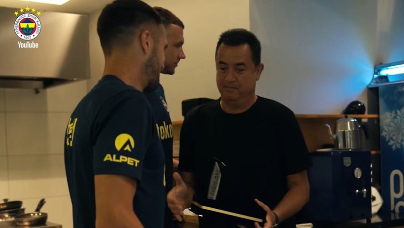 Fenerbahçe'den Kaptanlarına Tartışmalı Veda! Taraftardan Tepki Yağdı - Resim : 2