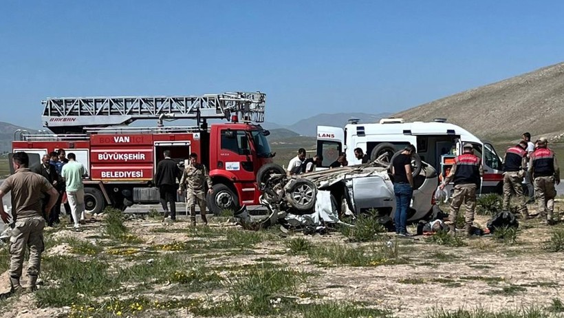 Van'da Feci Kaza! Kafa Kafaya Çarpıştılar, Ölü ve Yaralılar Var - Resim : 1