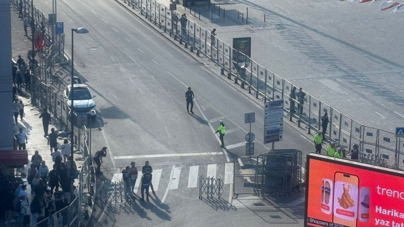 İstiklal Caddesi'ne Çıkan Sokaklara 'Gezi Parkı' Engeli - Resim : 1