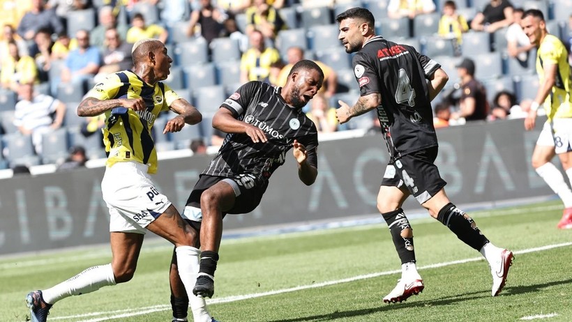 Fenerbahçe Galip, Tribünler Öfkeli: O Pankart Hemen Kaldırıldı - Resim : 1