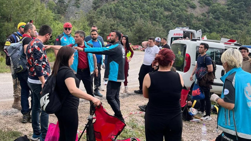 Otomobil Sporları Federasyonu Gözetmenlerini Taşıyan Araç Kaza Yaptı! 28 Yaralı - Resim : 1