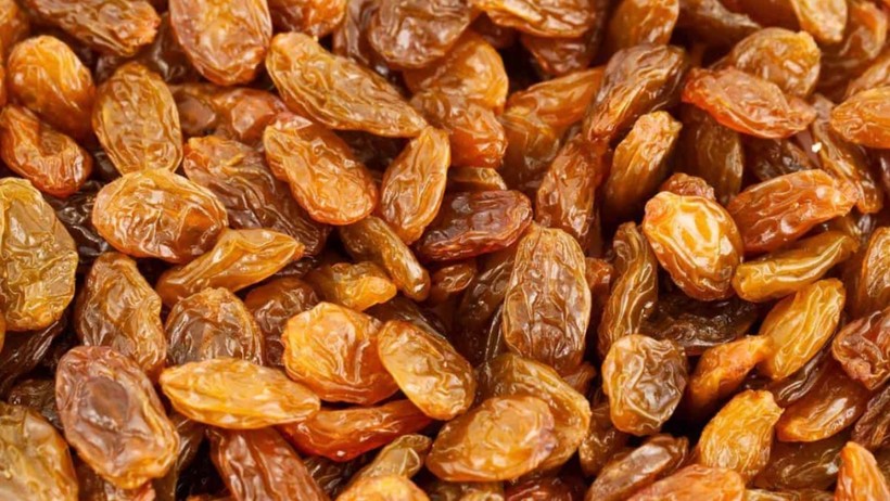 Sadece Bir Kaşıkla Kuru Üzümlerdeki Kir ve Yağdan Kurtulun! İşte Temizleme Yöntemi - Resim : 2