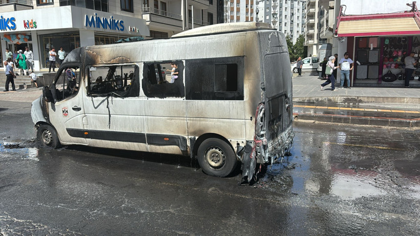Diyarbakır’da Şehir İçi Minibüs Alevlere Teslim Oldu - Resim : 1