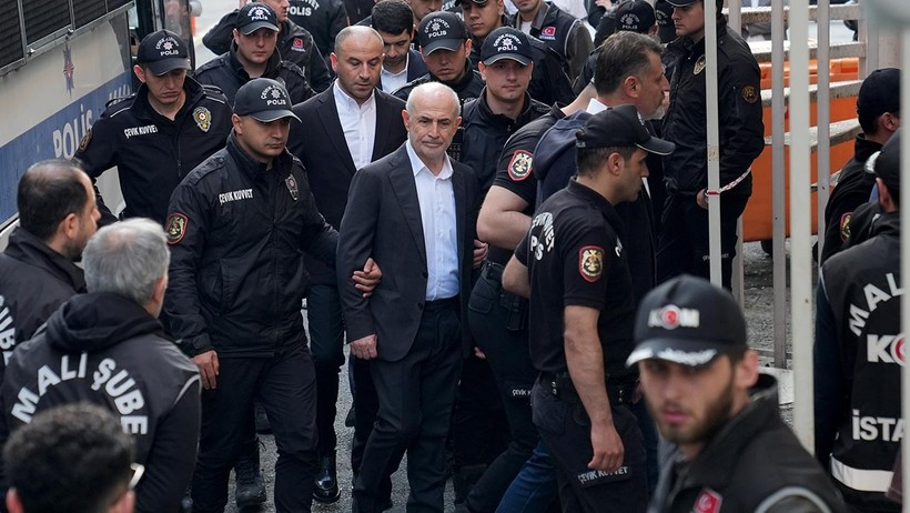 CHP'nin 31 Yıllık Belediye Başkanı Adliyeye Böyle Sevk Edildi - Resim : 2
