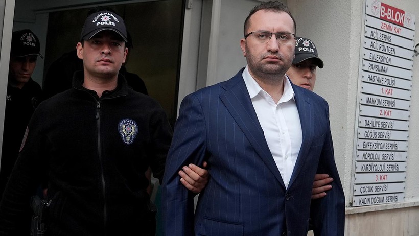 CHP'nin 31 Yıllık Belediye Başkanı Adliyeye Böyle Sevk Edildi - Resim : 1