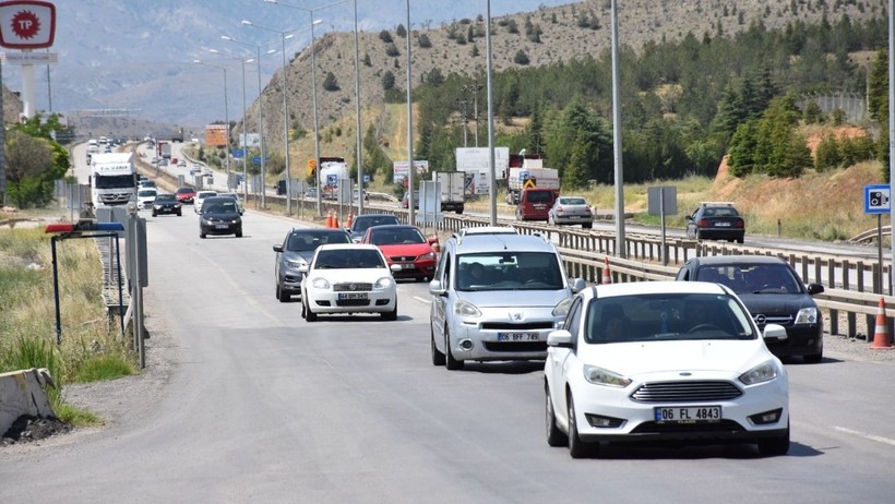 Kurban Bayramı Hareketliliği Başladı: 'Kilit Kavşak'ta Yine Trafik Yoğunluğu - Resim : 2