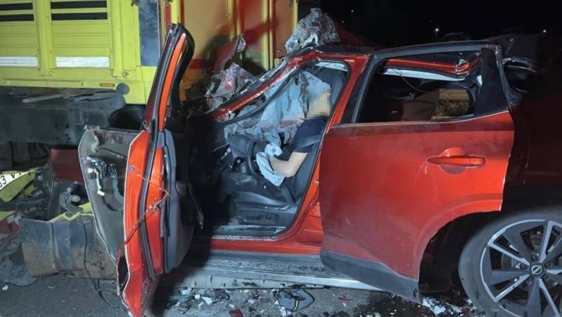 Sakarya'da Cip, Kamyona Ok Gibi Saplandı! 1 Ölü - Resim : 1